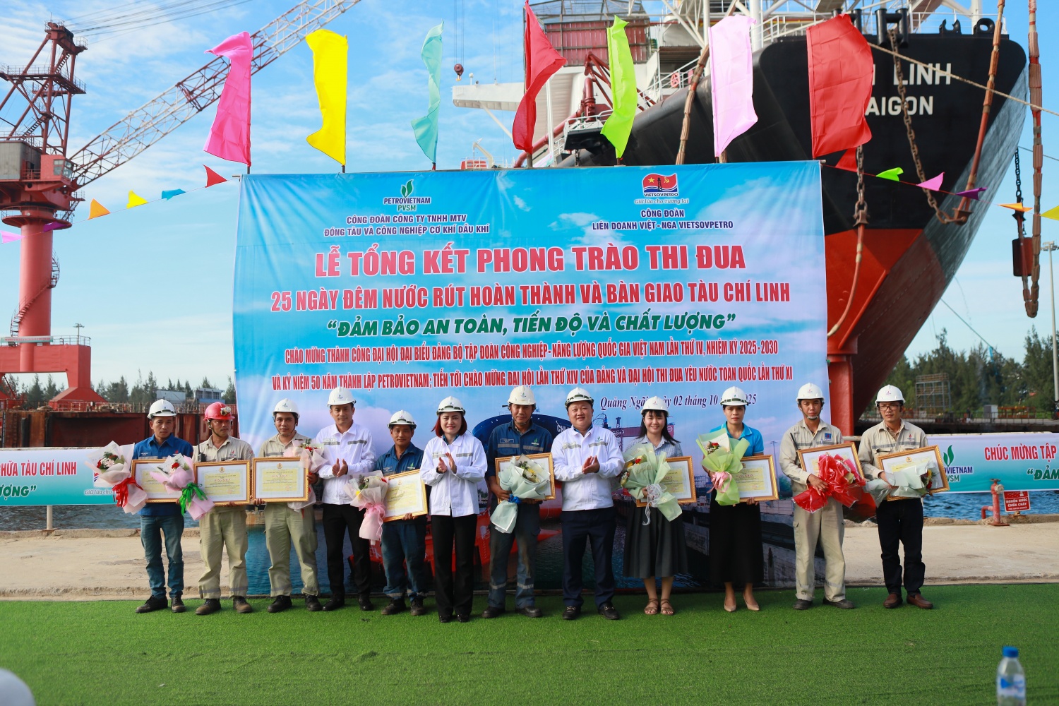 Bà Nghiêm Thùy Lan và ông Nguyễn Anh Minh tặng bằng khen cho các đơn vị thuộc PVSM đạt thành tích cao trong phong trào đi đua.