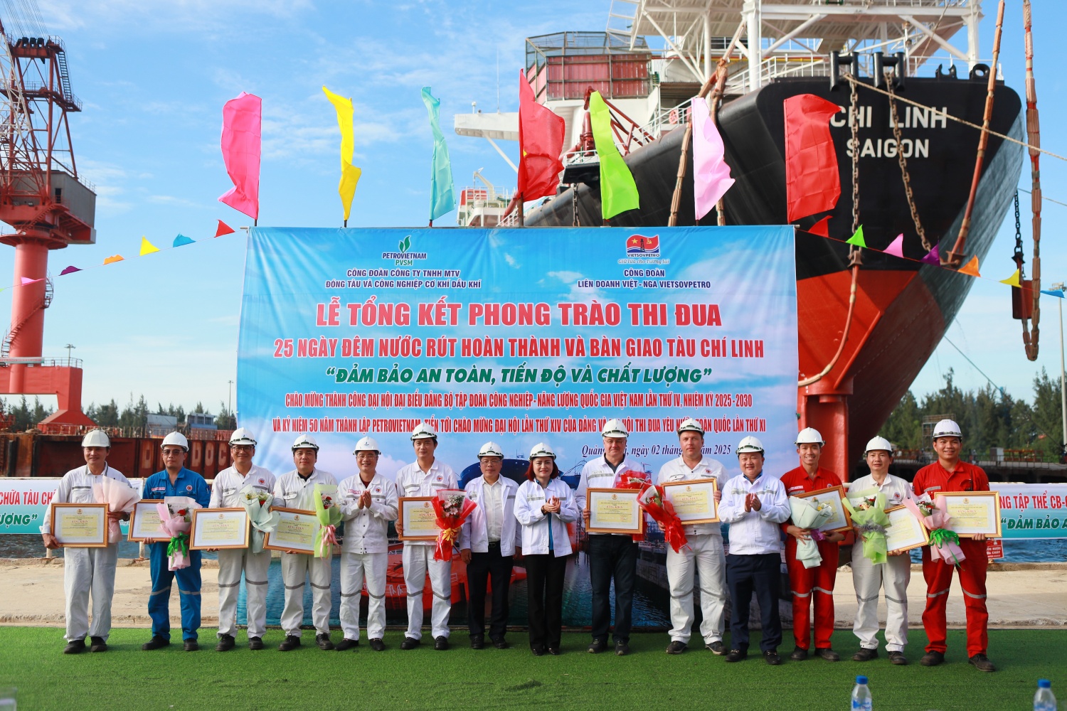 Lãnh đạo Công đoàn Petrovietnam và PVSM tặng bằng khen cho các tập thể thuộc Vietsovpetro đạt thành tích trong phong trào thi đua, hoàn thành công tác bảo dưỡng tàu FSO Chí Linh.