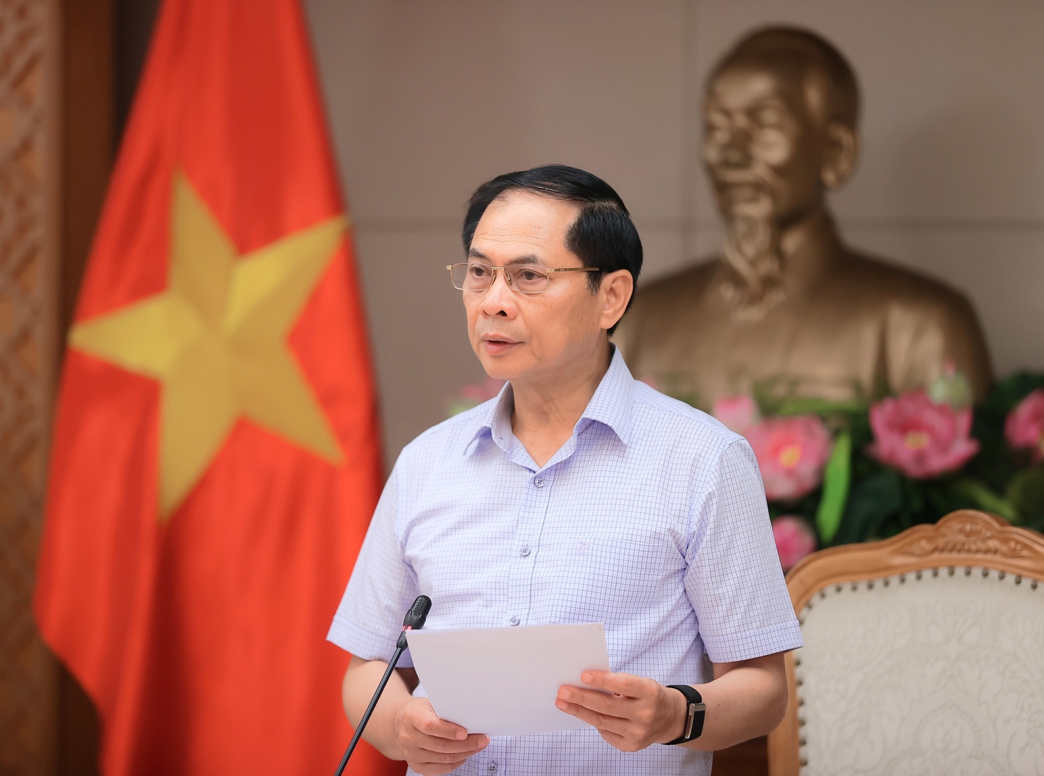 Phó Thủ tướng yêu cầu các bộ, ngành, địa phương chủ động xử lý, giải quyết các khó khăn, vướng mắc phát sinh trong phạm vi thẩm quyền được giao để đẩy nhanh tiến độ các công trình, dự án, không để công việc chậm trễ.