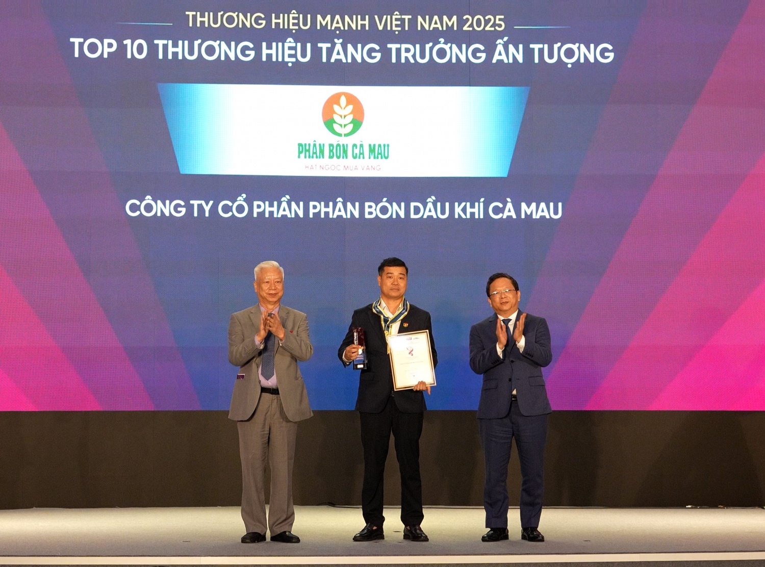 Đại diện PVCFC nhận danh hiệu Top 10 Thương hiệu tăng trưởng ấn tượng 2025