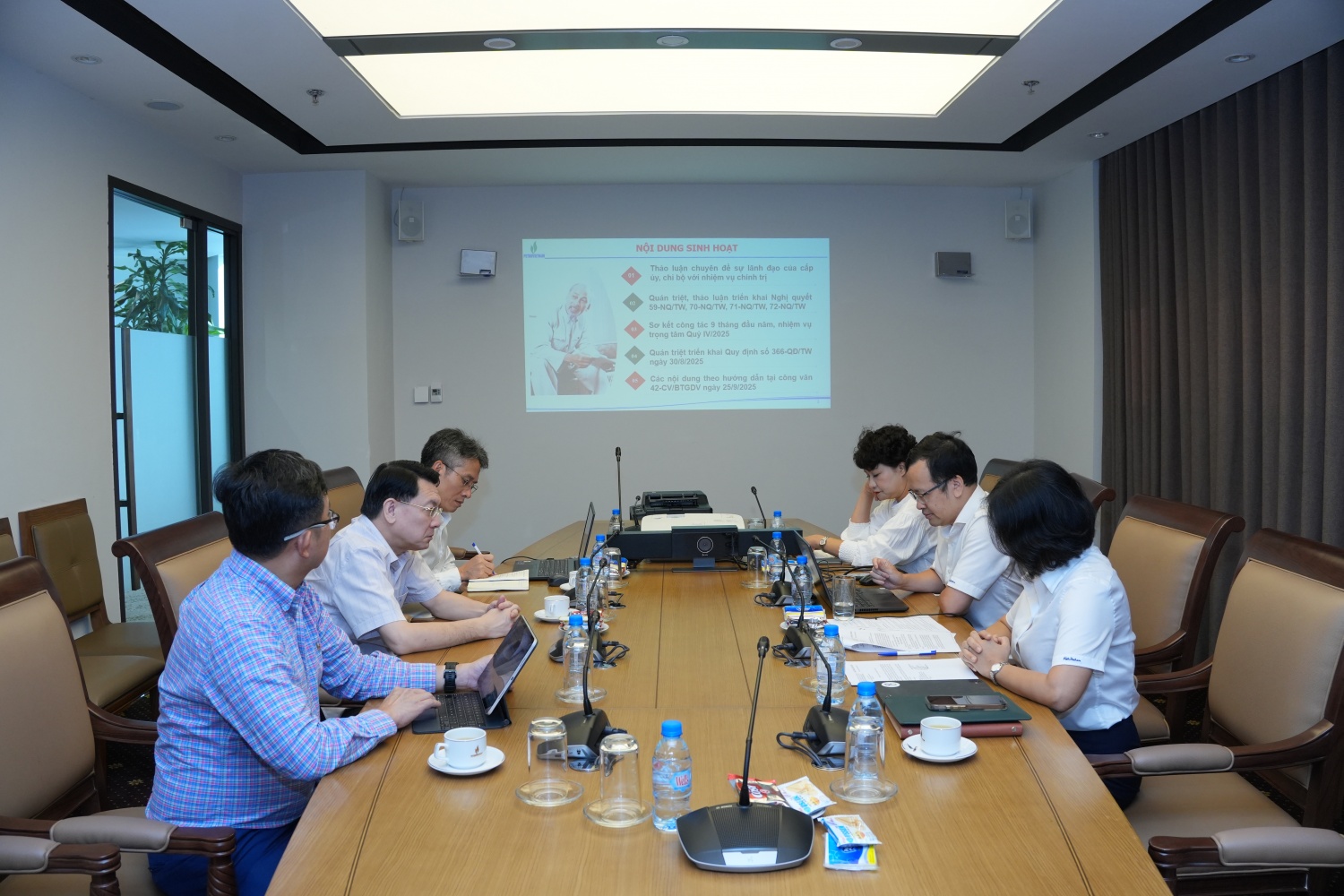 Đồng chí Phạm Tuấn Anh - Ủy viên Ban Chấp hành Đảng bộ, Thành viên HĐTV Tập đoàn sinh hoạt tại Chi bộ Ban Chiến lược.