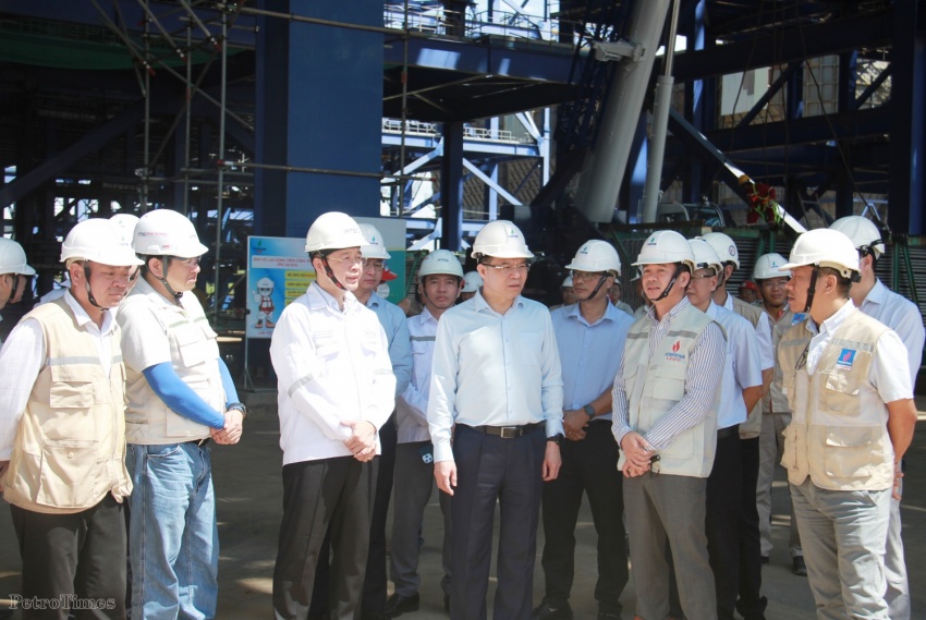 Chủ tịch HĐTV Petrovietnam Lê Mạnh Hùng kiểm tra tình hình thi công trên công trường, trực tiếp chỉ đạo tháo gỡ những khó khăn, vướng mắc của dự án