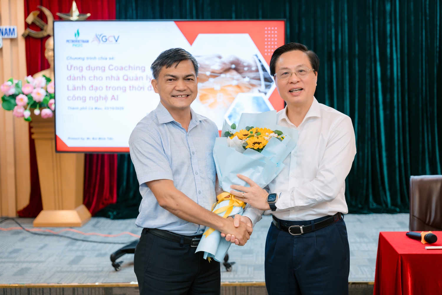 Tổng Giám đốc PVCFC Văn Tiến Thanh gửi lời cảm ơn Thành viên HĐTV Petrovietnam Bùi Minh Tiến vì những chia sẻ tâm huyết, giàu giá trị và đầy tính lan tỏa.