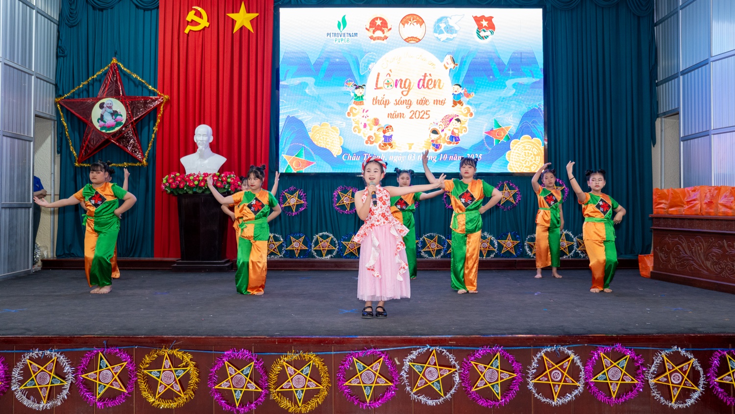Trong không khí rộn ràng của đêm hội, thiếu nhi được hòa mình vào các tiết mục văn nghệ vui tươi.