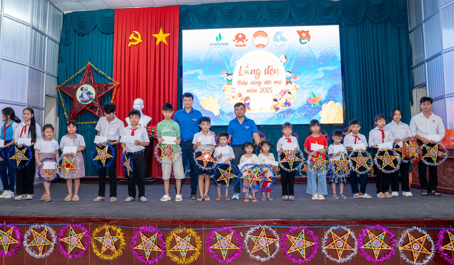 Đoàn Thanh niên Nhà máy Nhiệt điện Sông Hậu 1 thay mặt Đoàn Thanh niên PVPGB trao tặng những phần quà Trung thu ý nghĩa.