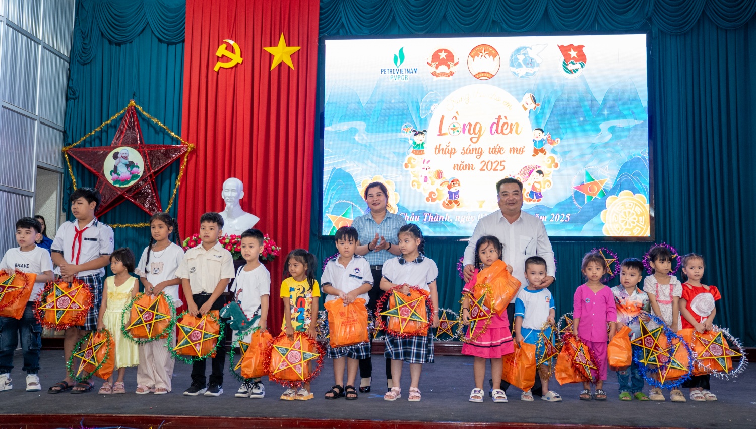 Ông Nguyễn Minh Trí, Bí thư Đảng ủy và bà Nguyễn Thị Cẩm Lan, Chánh văn phòng Đảng ủy xã Châu Thành tặng quà cho các em thiếu nhi.