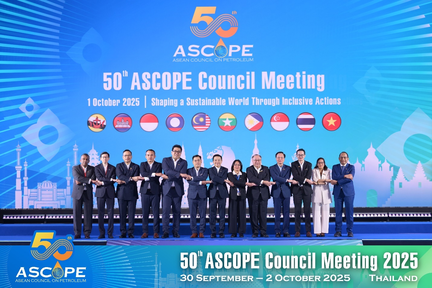 Thành viên Hội đồng ASCOPE chụp ảnh kỷ niệm.