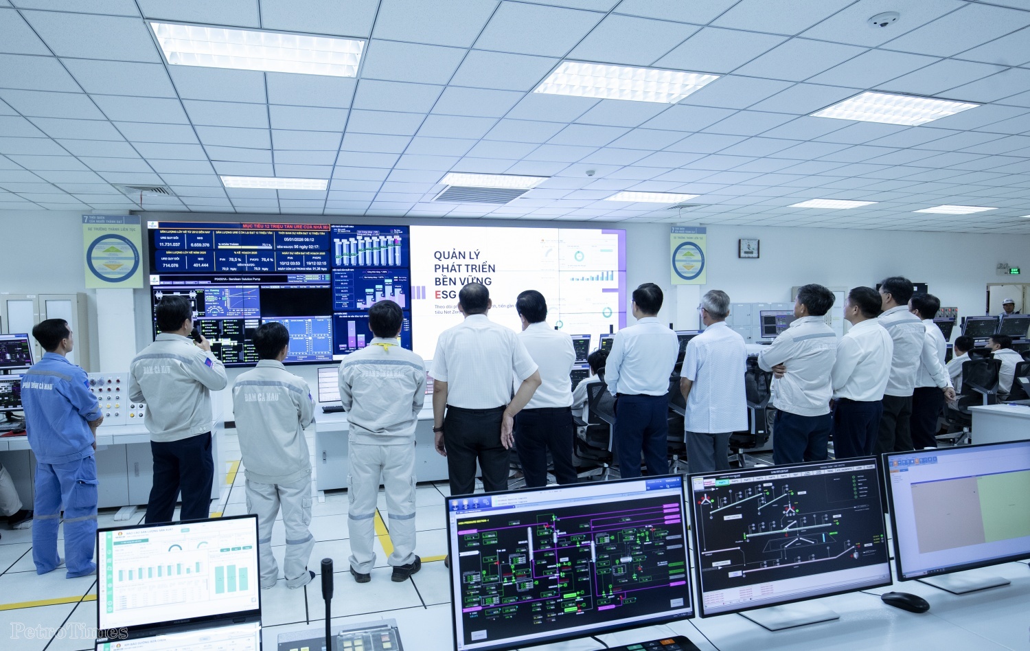 Lãnh đạo Petrovietnam nghe giới thiệu về quy trình vận hành nhà máy thông minh – Nhà máy Đạm Cà Mau