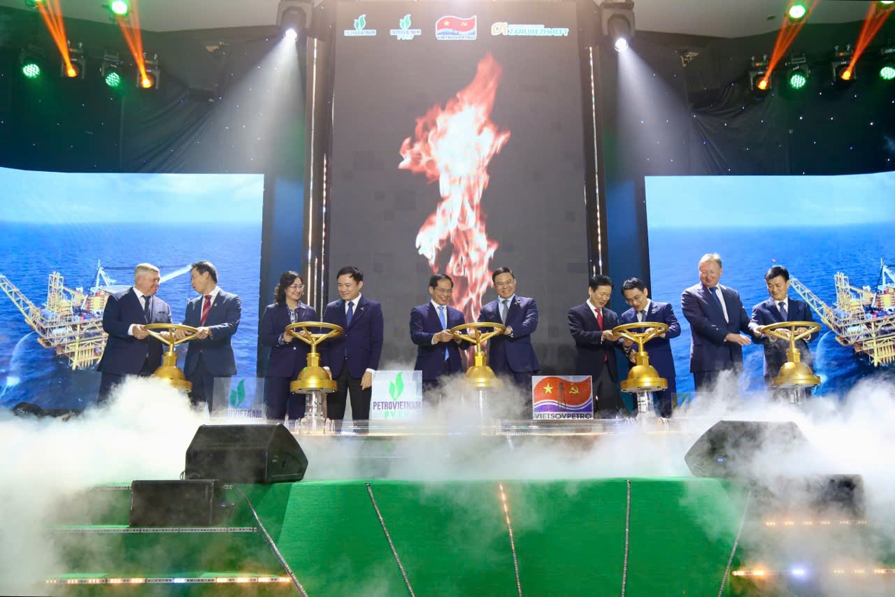 Phó Thủ tướng Bùi Thanh Sơn và Lãnh đạo Bộ Công Thương, Petrovietnam thực hiện nghi thức mở van khai thác, chính thức đón chào dòng dầu thương mại đầu tiên từ mỏ Kình Ngư Trắng – Kình Ngư Nam
