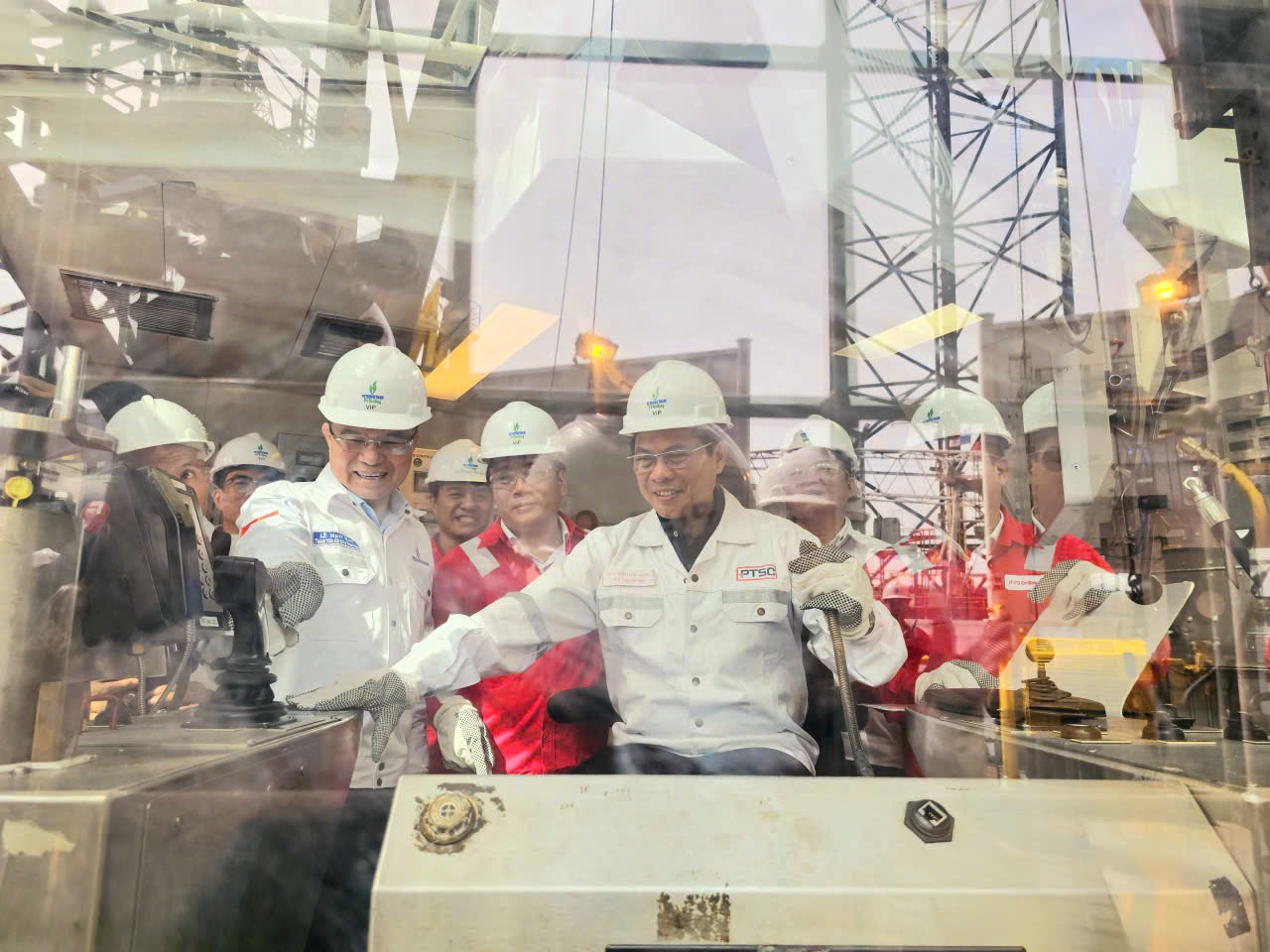 Phó Thủ tướng Chính phủ Bùi Thanh Sơn nghe Chủ tịch HĐTV Petrovietnam Lê Mạnh Hùng giới thiệu về hoạt động của giàn khoan PV DRILLING VIII của Tổng công ty CP Khoan và Dịch vụ Khoan Dầu khí (PV Drilling), đơn vị thành viên của Petrovietnam