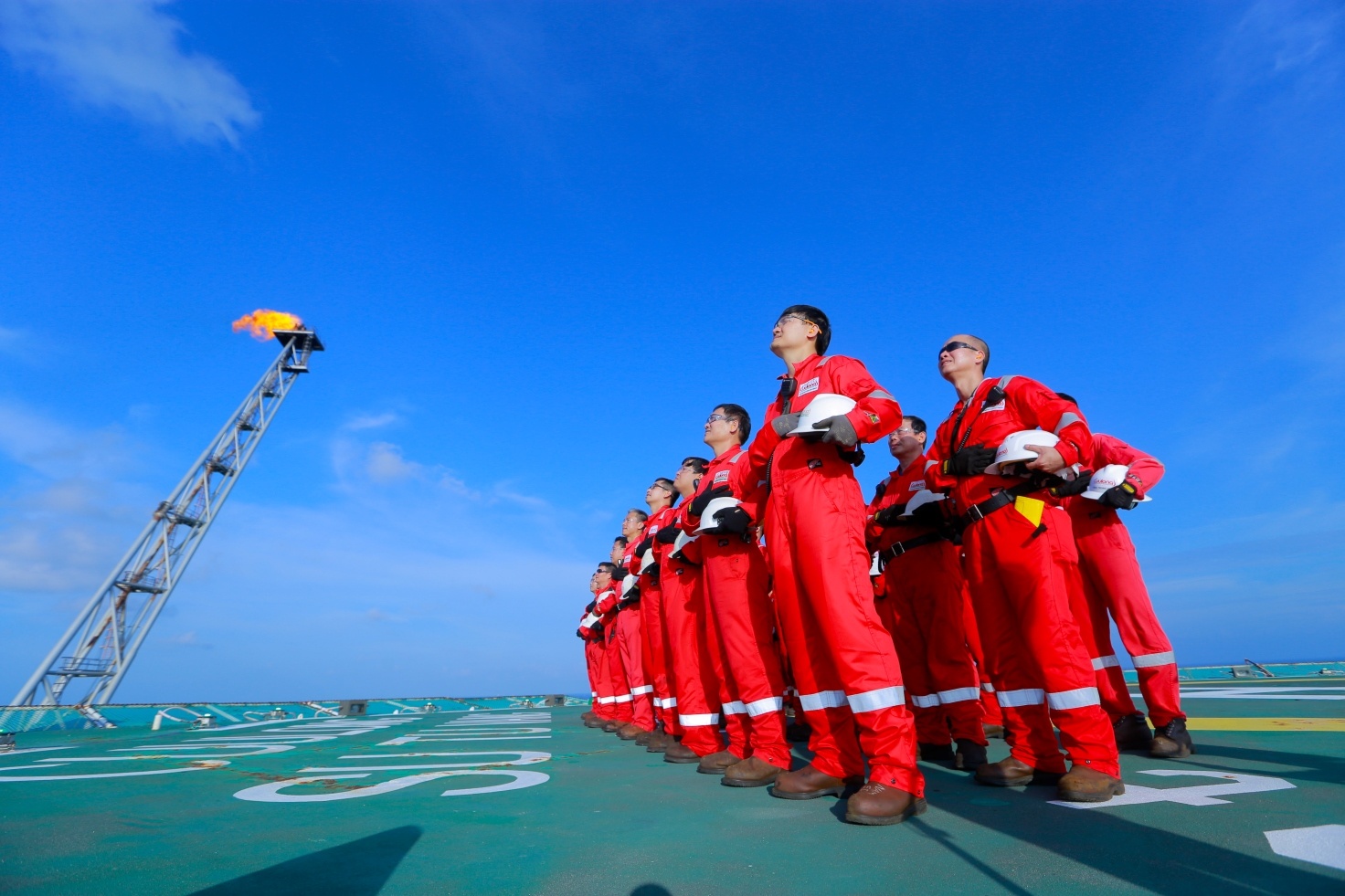 Người lao động Petrovietnam - những “người lính” trên mặt trận biển, góp phần hiện thực hóa phương châm gắn phát triển kinh tế biển với bảo vệ chủ quyền quốc gia trên biển.