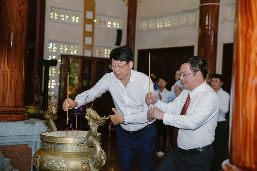 Giám đốc PVEP-POC Lê Đức Tuệ và Phó Bí thư phụ trách Đảng Bộ, Phó Giám đốc PVEP-POC Nguyễn Xuân Ninh đại diện đoàn dâng hương tưởng niệm các anh hùng liệt sĩ tại khu di tích Chiến khu Minh Đạm.		