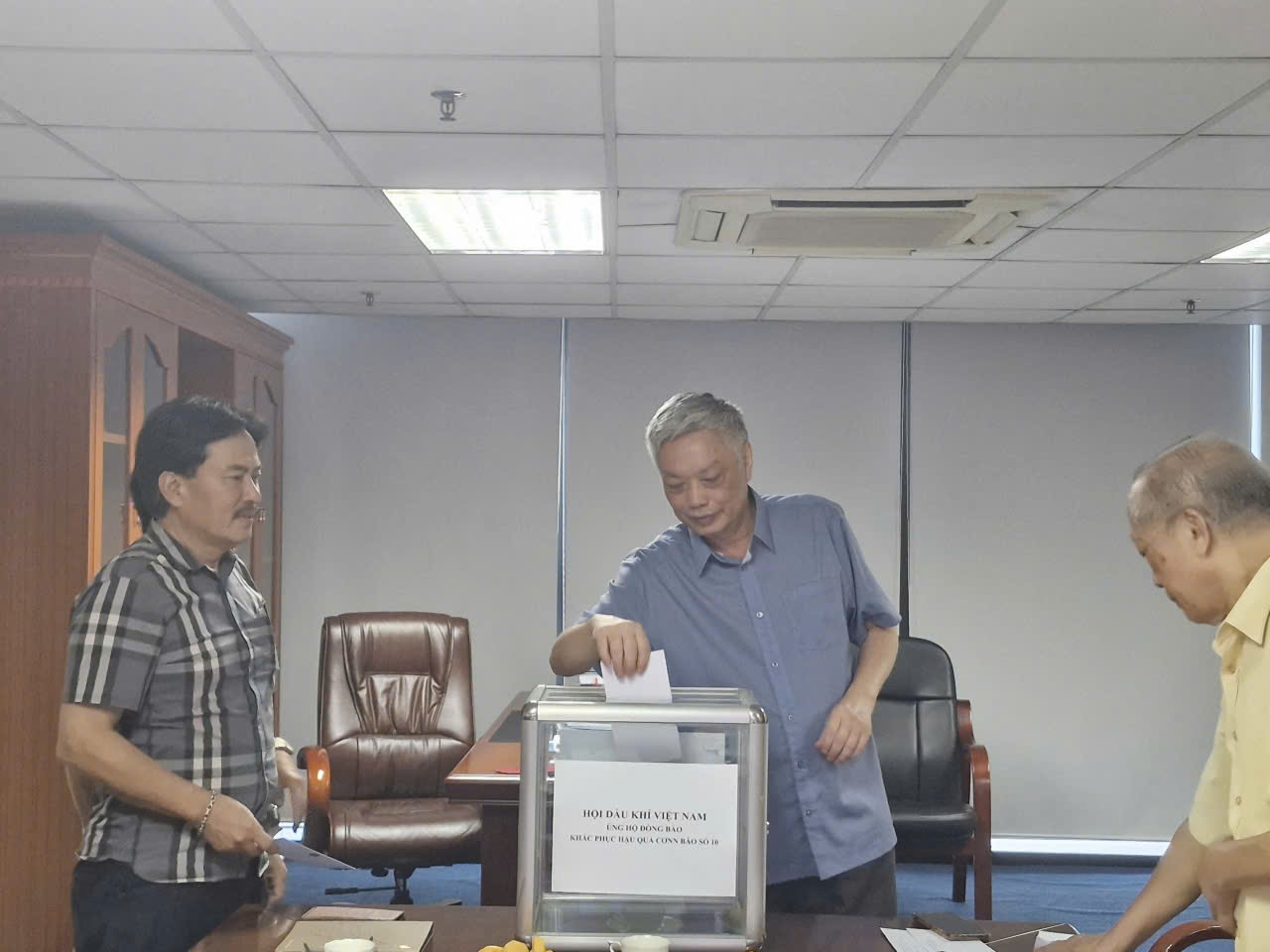 Đồng chí Nguyễn Tiến Dũng - Bí thư Chi bộ Cơ quan Hội Dầu khí Việt Nam ủng hộ đồng bào các địa phương chịu thiệt hại nặng nề do bão số 10.