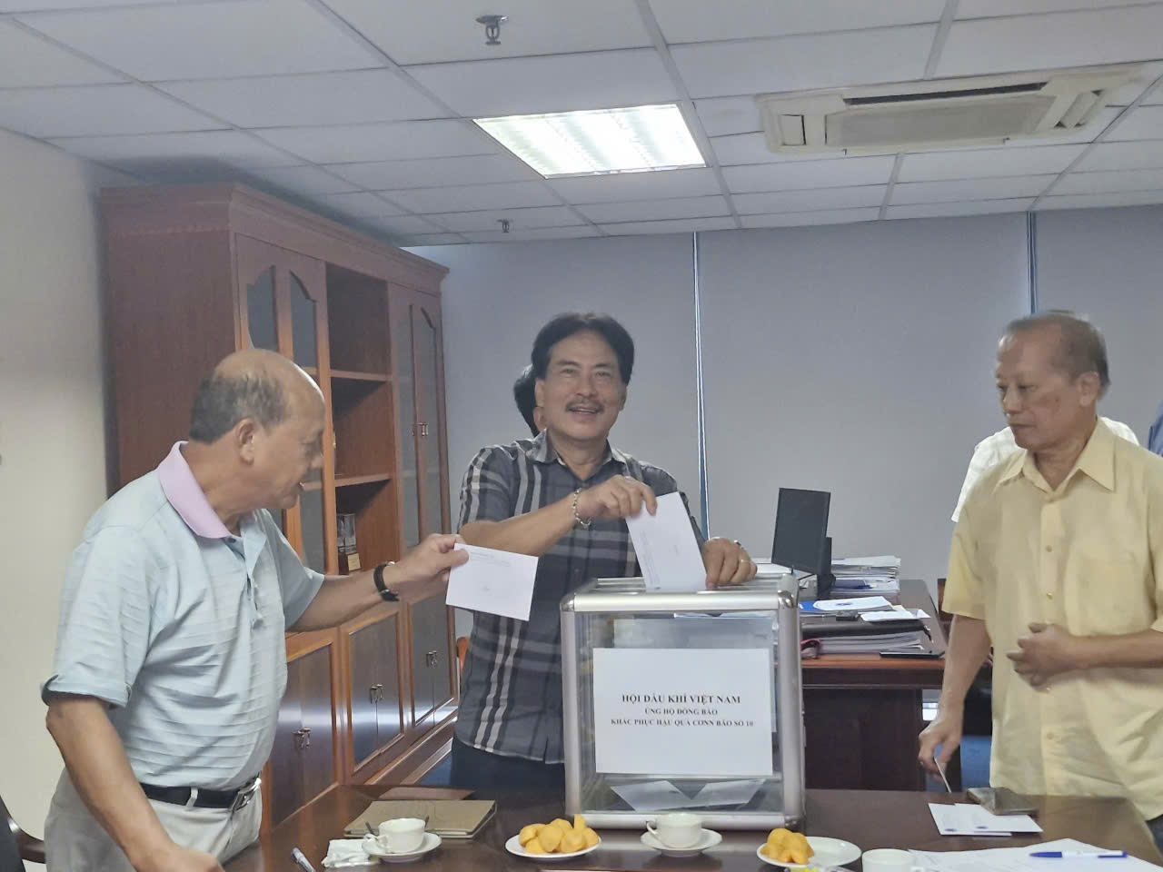 Anh hùng Lao động, TS. Nguyễn Hùng Dũng - Phó Chủ tịch kiêm Tổng Thư ký Hội Dầu khí Việt Nam ủng hộ đồng bào các địa phương chịu thiệt hại nặng nề do bão số 10.