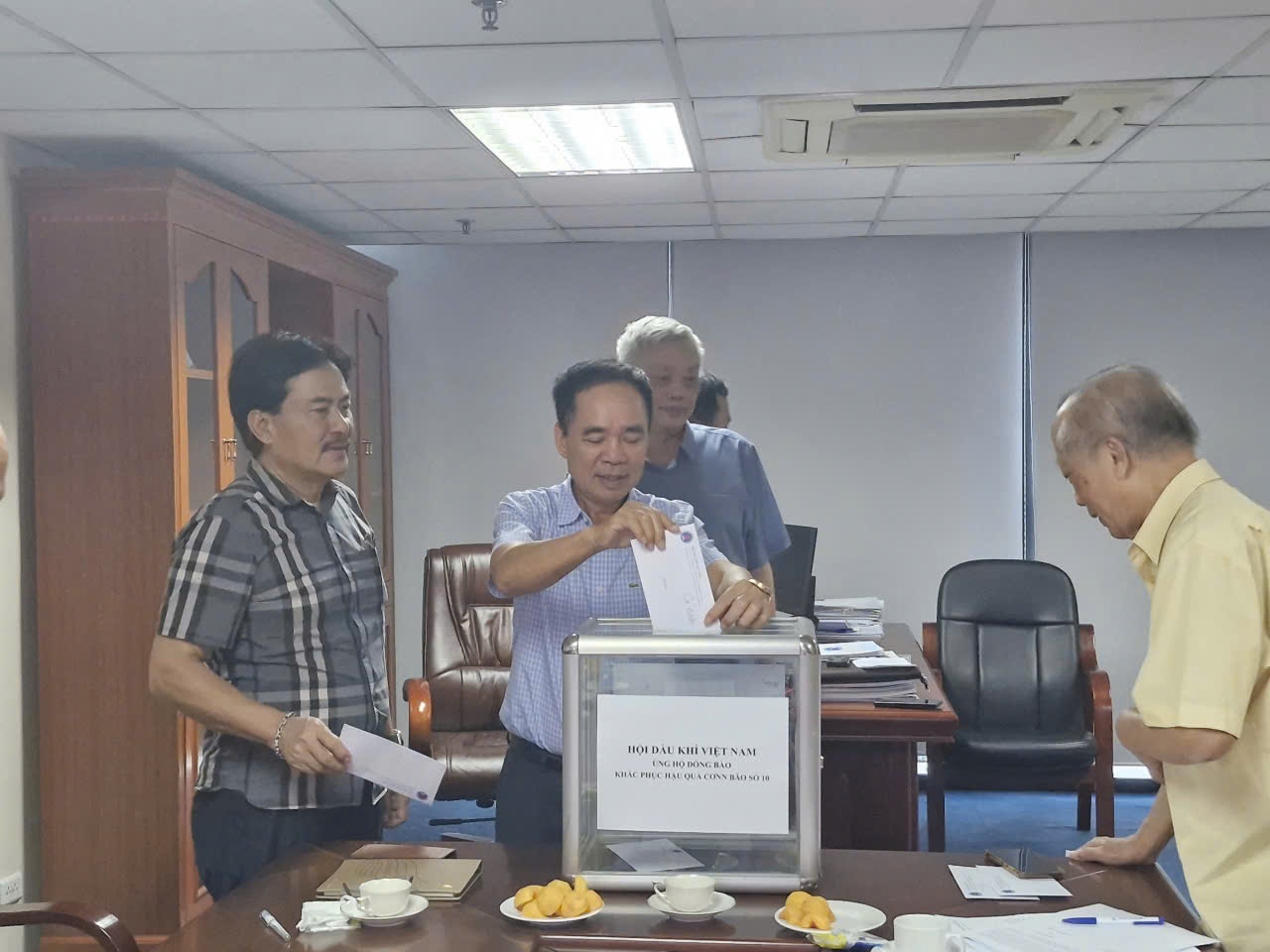 TS. Nguyễn Quốc Thập - Chủ tịch Hội Dầu khí Việt Nam ủng hộ đồng bào các địa phương chịu thiệt hại nặng nề do bão số 10.