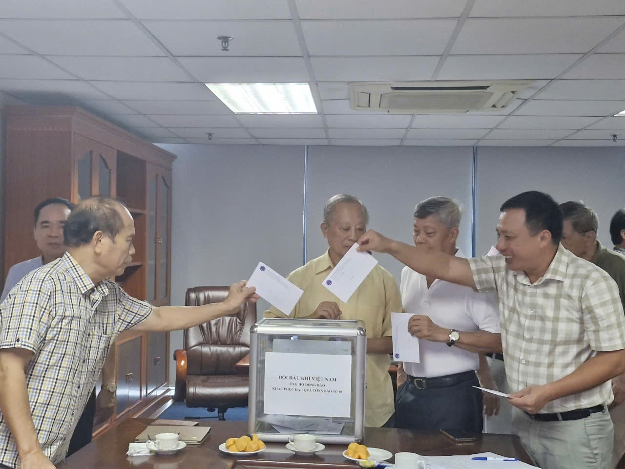 Các đảng viên, hội viên Hội Dầu khí Việt Nam ủng hộ đồng bào các địa phương chịu thiệt hại nặng nề do bão số 10.