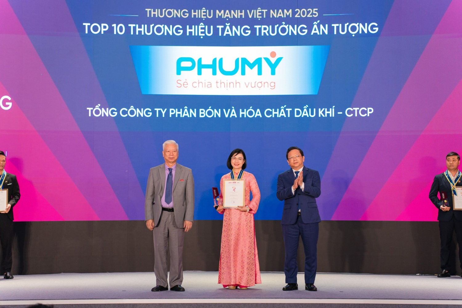 Đại diện PVFCCo - Phú Mỹ vinh dự đón nhận danh hiệu Top 10 Thương hiệu mạnh tăng trưởng ấn tượng, nằm trong Top 50 Thương hiệu mạnh Việt Nam năm 2025.