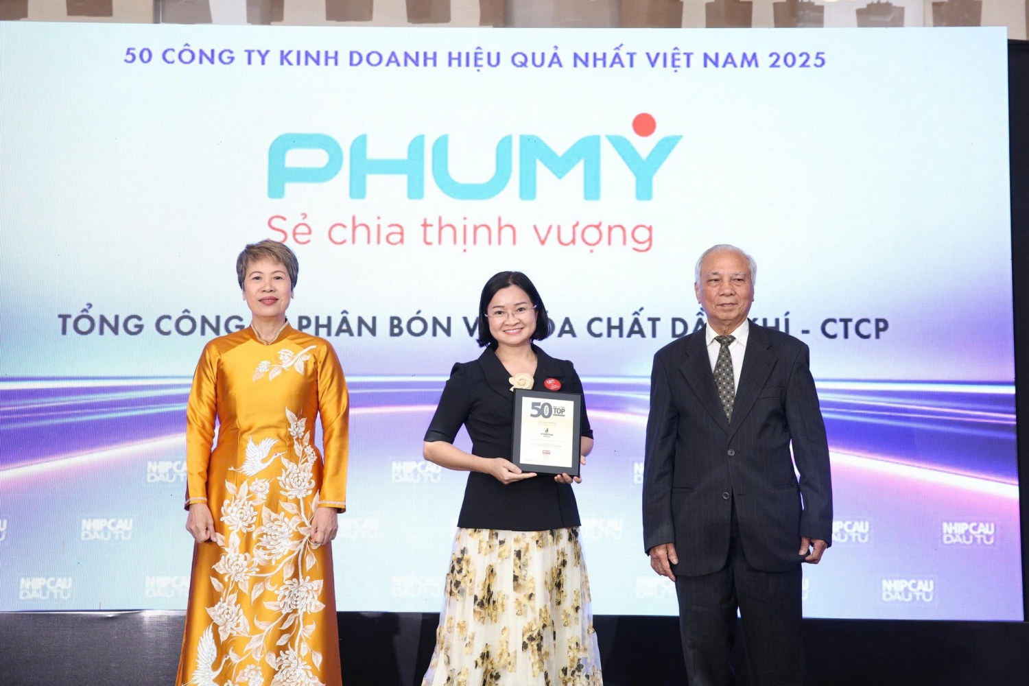 Đại diện PVFCCo - Phú Mỹ đón nhận danh hiệu Top 50 Công ty kinh doanh hiệu quả nhất.