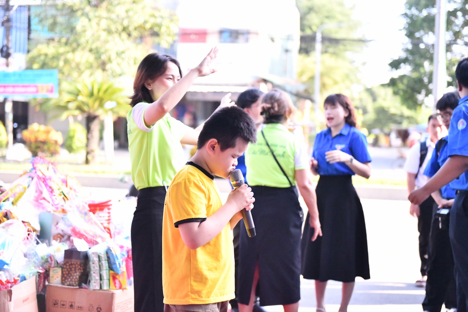 Tiết mục văn nghệ do em học sinh khuyết tật biểu diễn trong chương trình “Vui Trung thu” tại Trung tâm Can thiệp sớm và Giáo dục Trẻ khuyết tật Ước Mơ Xanh.