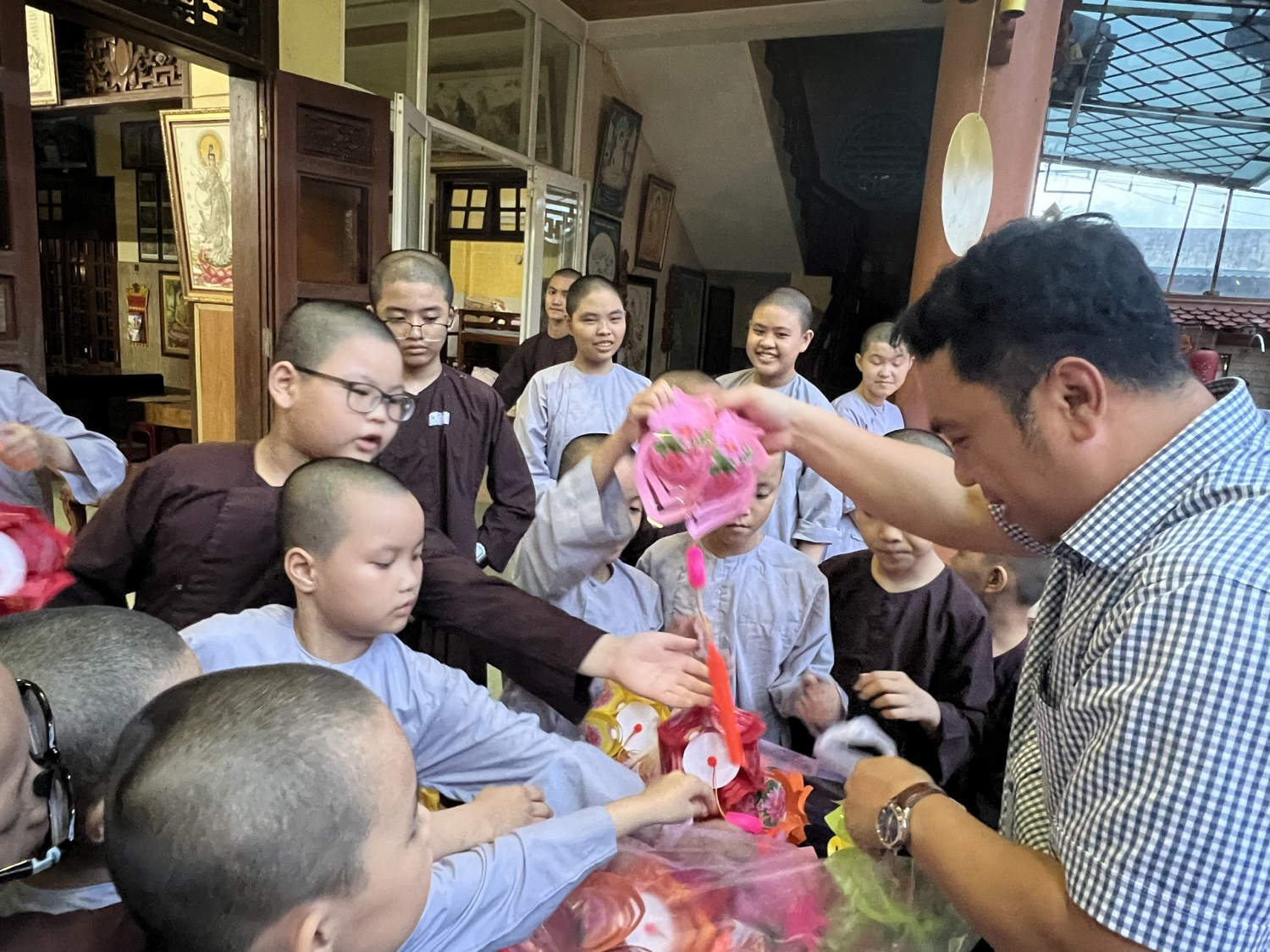 Các em nhỏ mồ côi được nuôi dưỡng tại chùa Phổ Quang hân hoan đón nhận những phần quà Trung thu đầy yêu thương.