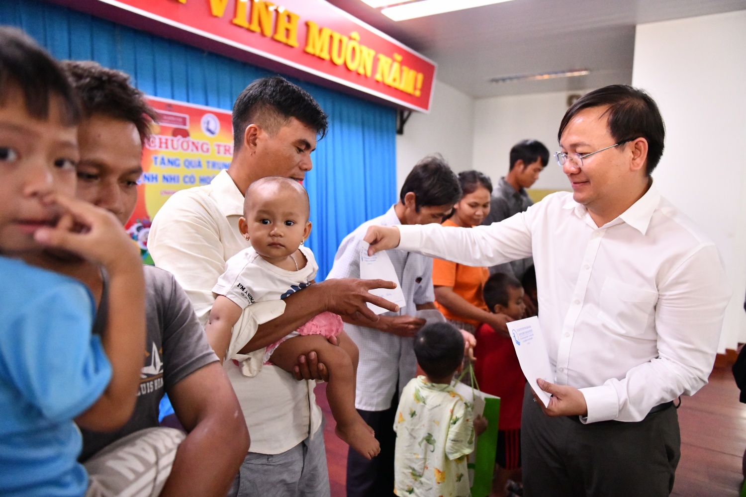 Đại diện Công ty BSR trao những phần quà yêu thương đến các bệnh nhi có hoàn cảnh khó khăn tại Bệnh viện Sản Nhi tỉnh Quảng Ngãi.