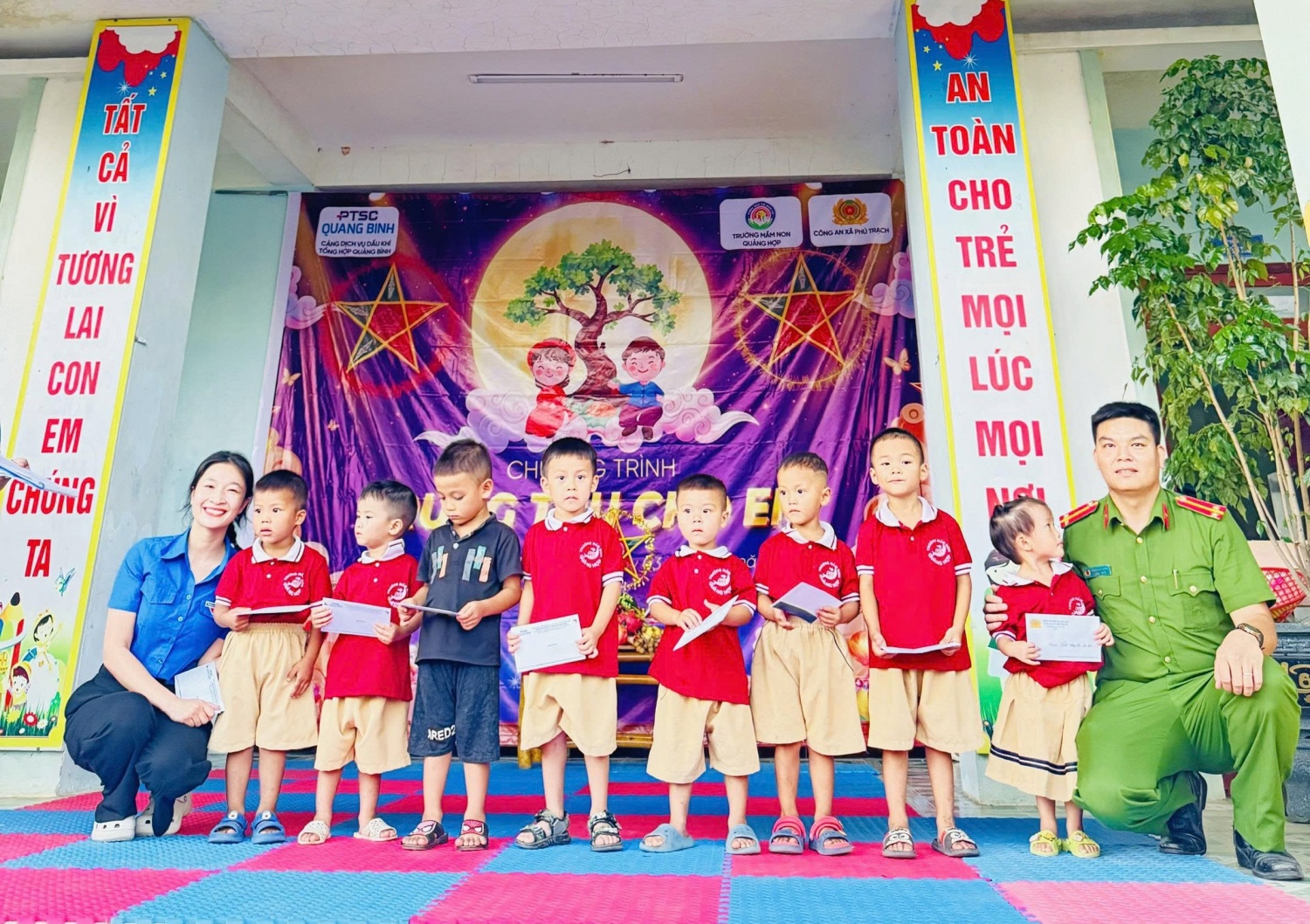Các đoàn viên và giáo viên đã trao tặng hơn 300 suất quà dành cho các bé mầm non và 20 suất quà cho các bé có hoàn cảnh khó khăn.