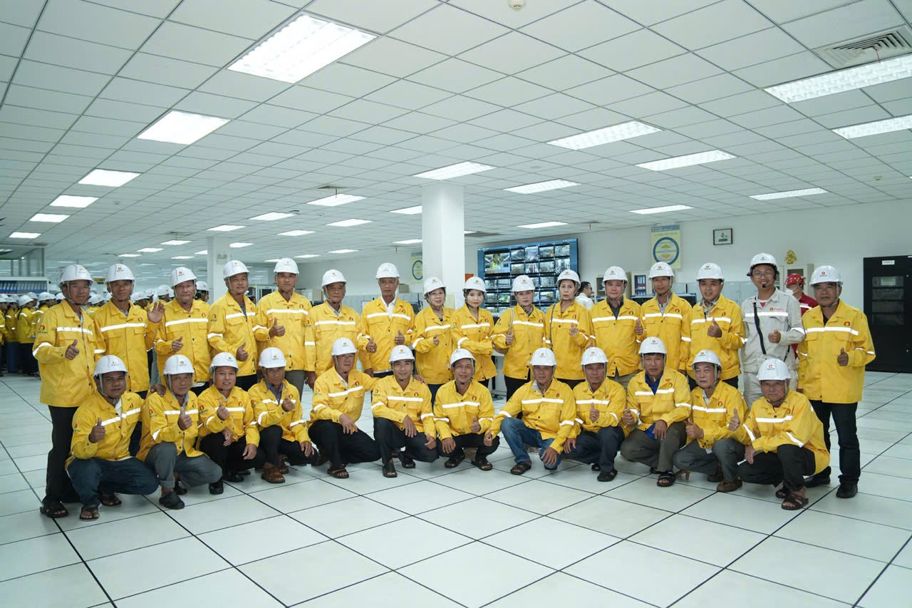 Bà con nông dân tham quan Nhà máy Đạm Cà Mau.