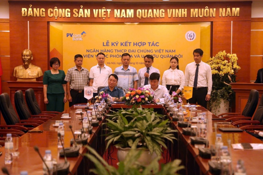 Đại diện hai bên thực hiện nghi thức ký kết thoả thuận hợp tác toàn diện