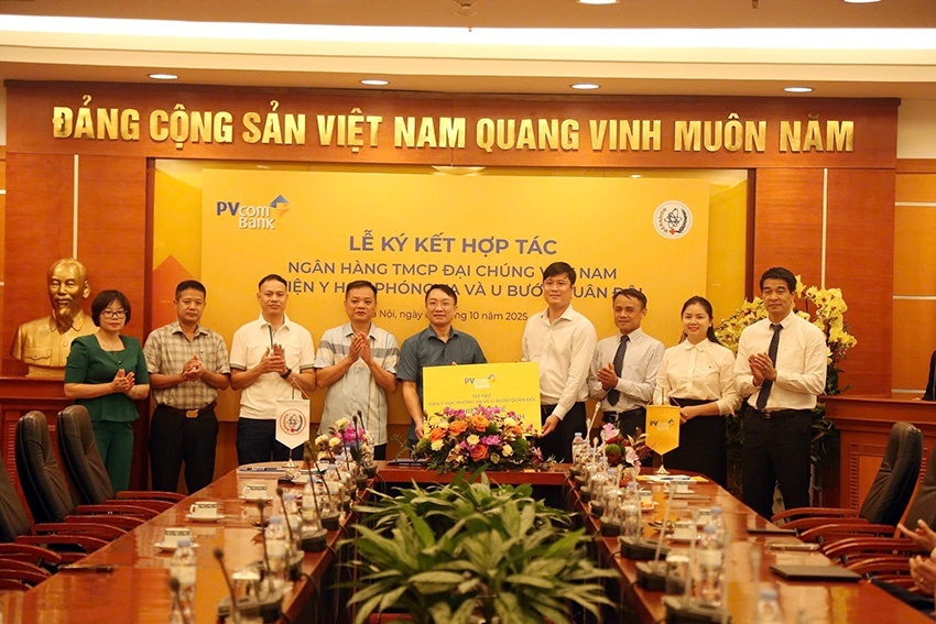 Trong khuôn khổ hợp tác, PVcomBank cũng tài trợ Kiosk y tế thông minh và máy chủ xử lý dữ liệu cho Viện Y học Phóng xạ và U bướu Quân đội