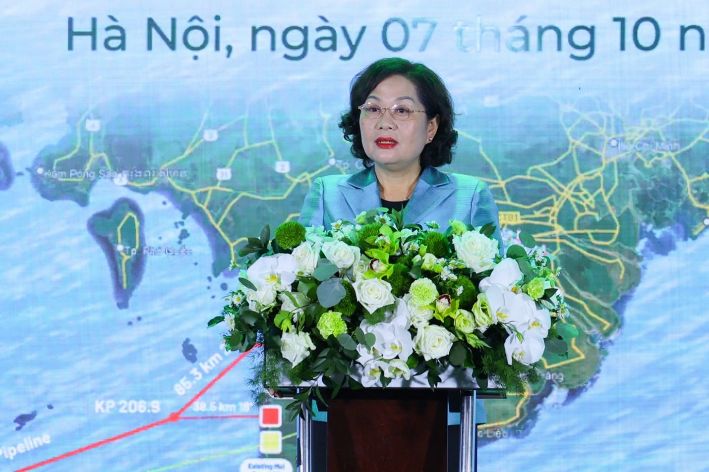 Đồng chí Nguyễn Thị Hồng - Ủy viên Trung ương Đảng, Thống đốc Ngân hàng nhà nước Việt Nam nhấn mạnh Lễ ký kết hôm nay là minh chứng cụ thể cho sự phối hợp hiệu quả giữa các cơ quan quản lý nhà nước, các tập đoàn kinh tế chủ lực và hệ thống ngân hàng Việt Nam trong việc triển khai các chủ trương lớn của Đảng, Chính phủ