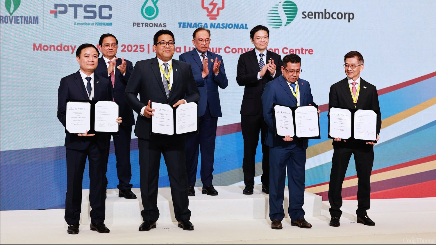 Thủ tướng Phạm Minh Chính cùng Thủ tướng Malaysia Anwar Ibrahim và Thủ tướng Singapore Lawrence Wong chứng kiến lễ trao thoả thuận hợp tác phát triển giữa các tập đoàn năng lượng hàng đầu của 3 nước về xuất khẩu điện tái tạo từ Việt Nam sang Malaysia và Singapore