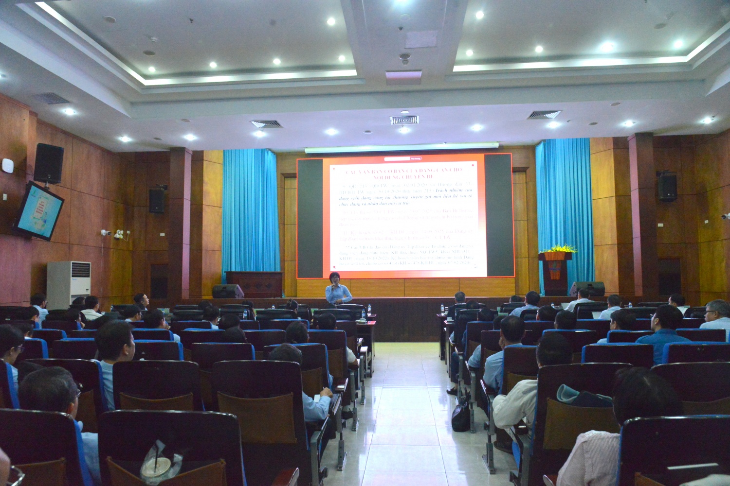 Đồng chí Nguyễn Thị Hoa - Ủy viên BCH Đảng bộ, Phó Chủ nhiệm thường trực Ủy ban Kiểm tra Đảng ủy Petrovietnam tập huấn chuyên đề “Nghiệp vụ công tác tổ chức cơ sở Đảng, đảng viên và sinh hoạt chi bộ”.