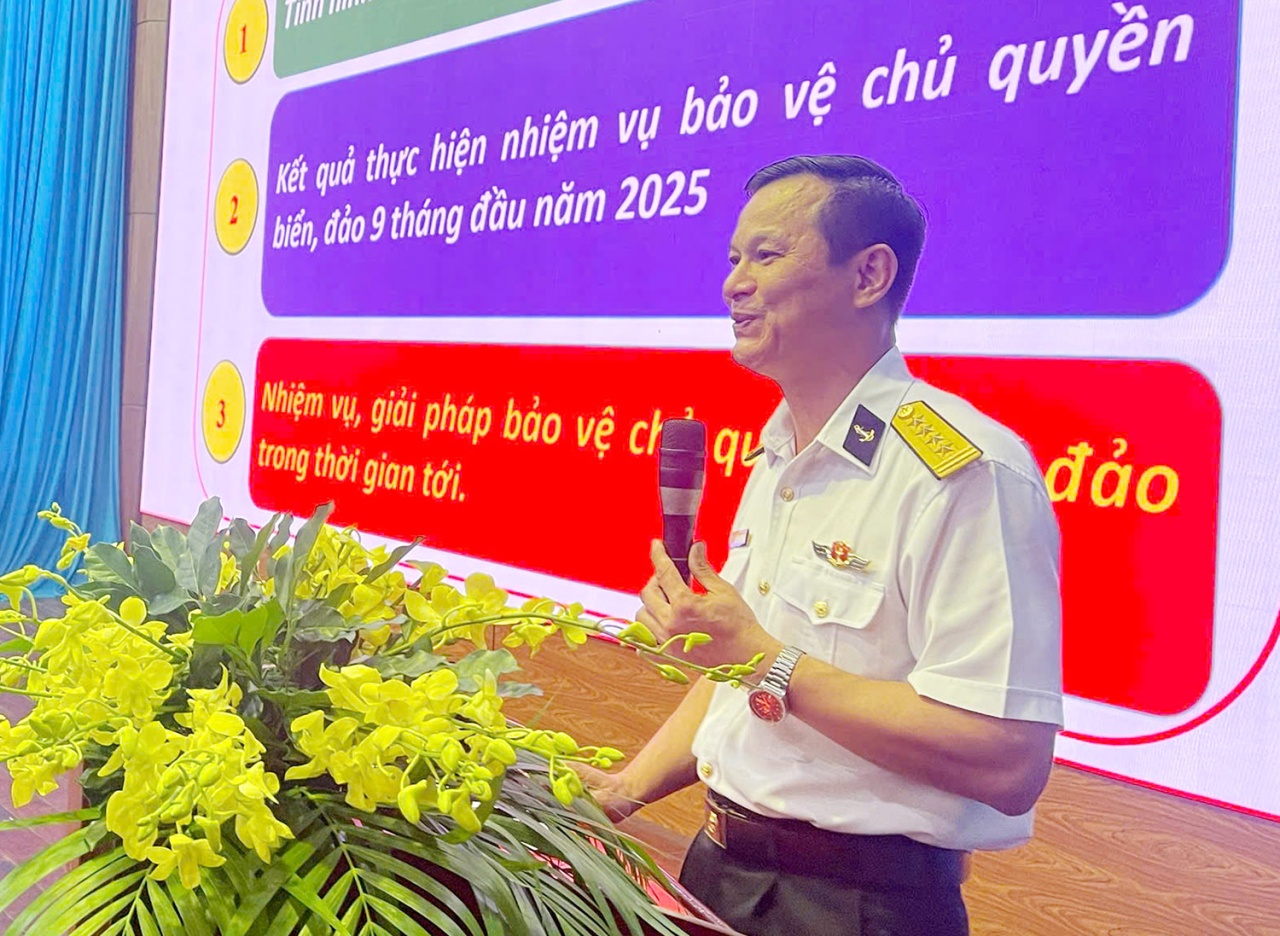 Đại tá Lưu Thanh Chương - Phó Chủ nhiệm Chính trị Vùng 3 Hải quân trình bày chuyên đề “Tình hình biển, đảo Việt Nam trong tình hình mới”.