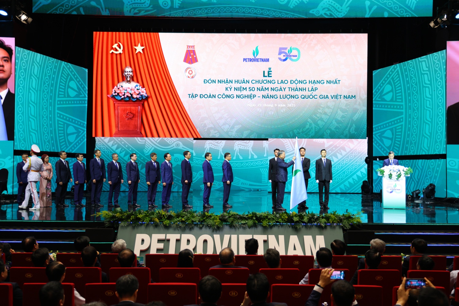 Ghi nhận những đóng góp quan trọng của Petrovietnam, Tổng Bí thư Tô Lâm gắn Huân chương Lao động hạng Nhất lên Cờ truyền thống của Petrovietnam.