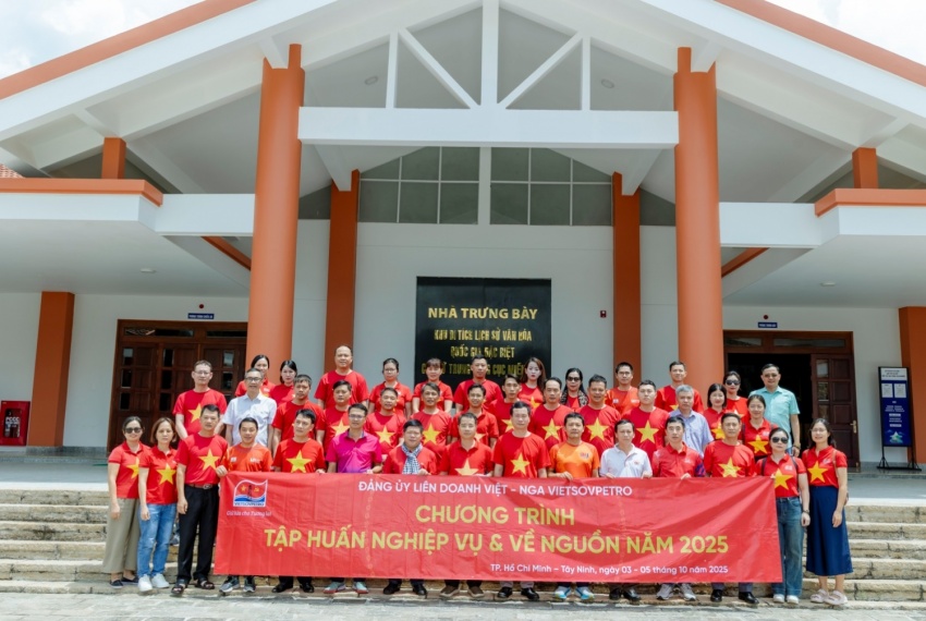 Đoàn chụp ảnh lưu niệm trước Nhà Trưng bày Di tích lịch sử văn hóa Trung ương Cục miền Nam.