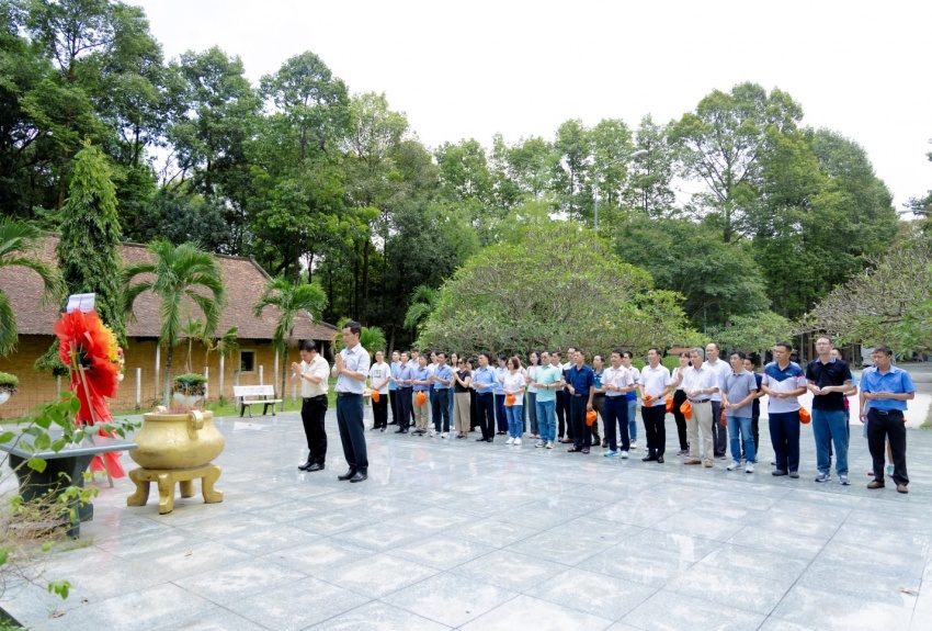 Đoàn dâng hương tại tượng đài Khu di tích Nhà tù Phú Lợi.