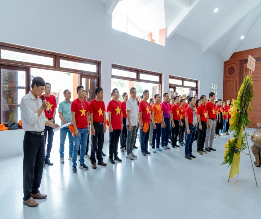 Đồng chí Hoàng Phúc Long - Ủy viên Ban Thường vụ, Trưởng Ban Tuyên giáo Đảng ủy Vietsovpetro cùng các thành viên đoàn dâng hương tại Khu di tích lịch sử văn hóa quốc gia đặc biệt Trung ương Cục miền Nam.