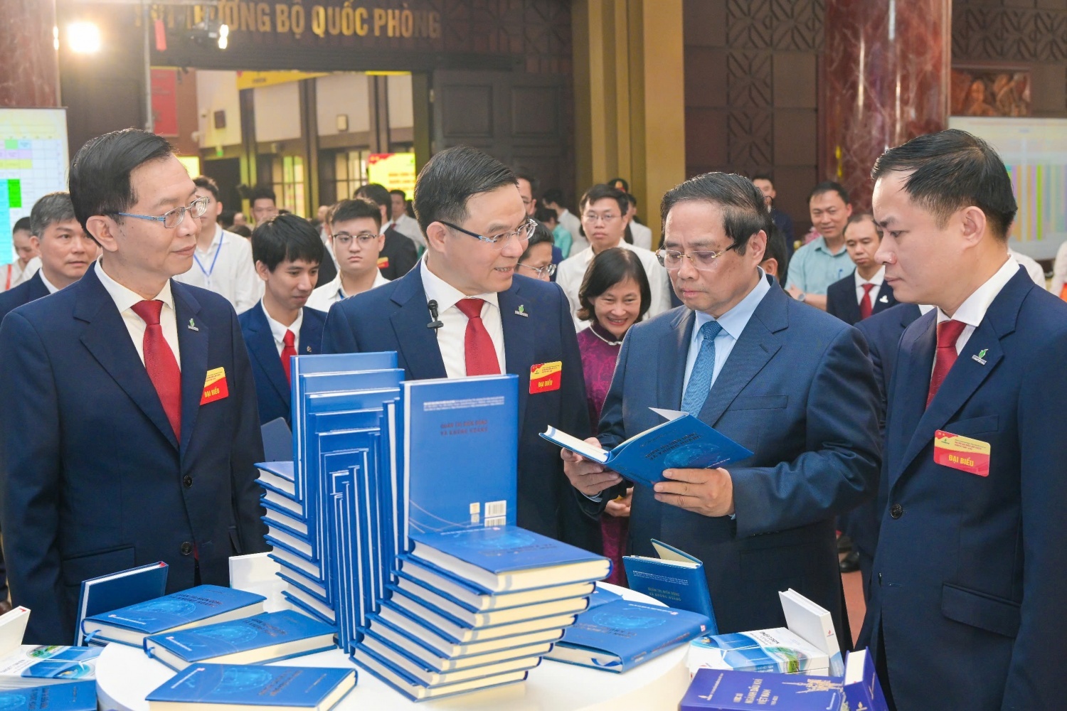 Thủ tướng Chính phủ Phạm Minh Chính xem sách “Quản trị Biến động và Khủng hoảng” tại Đại hội Đảng bộ Petrovietnam nhiệm kỳ 2025 - 2030