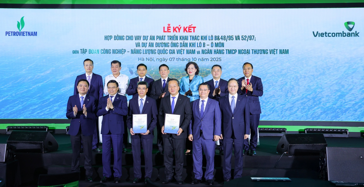 Phó Thủ tướng Chính phủ Hồ Đức Phớc, cùng lãnh đạo các Bộ, ngành chúc mừng Petrovietnam và Vietcombank ký kết thành công hợp đồng tín dụng trị giá hơn 1 tỷ USD