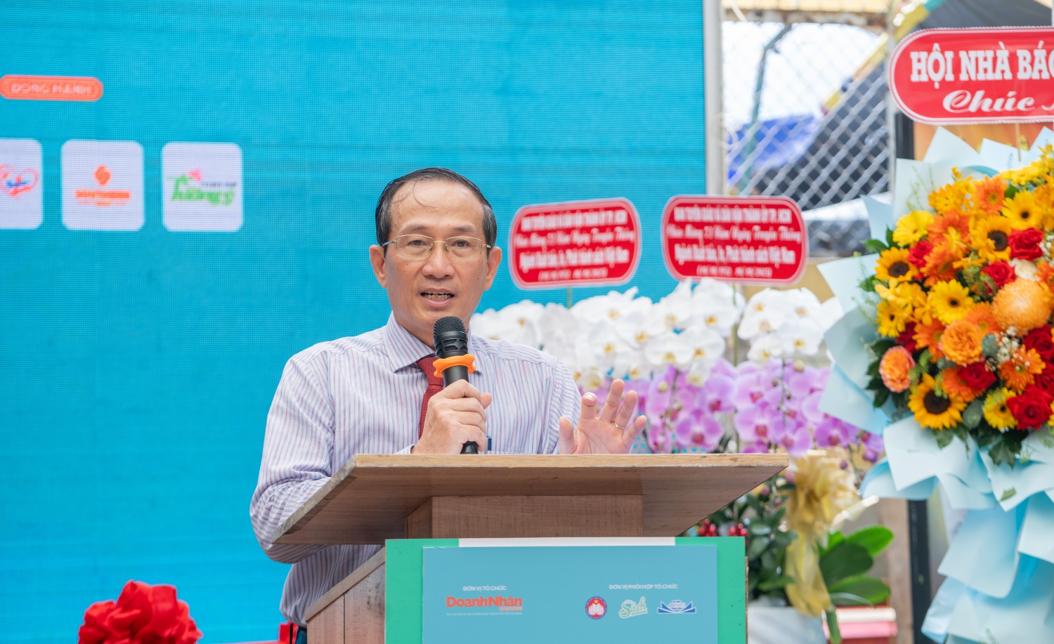 Tổng Biên tập Tạp chí Doanh nhân Sài Gòn Trần Hoàng phát biểu tại Lễ khai mạc Tuần lễ Doanh nhân và Sách 2025.