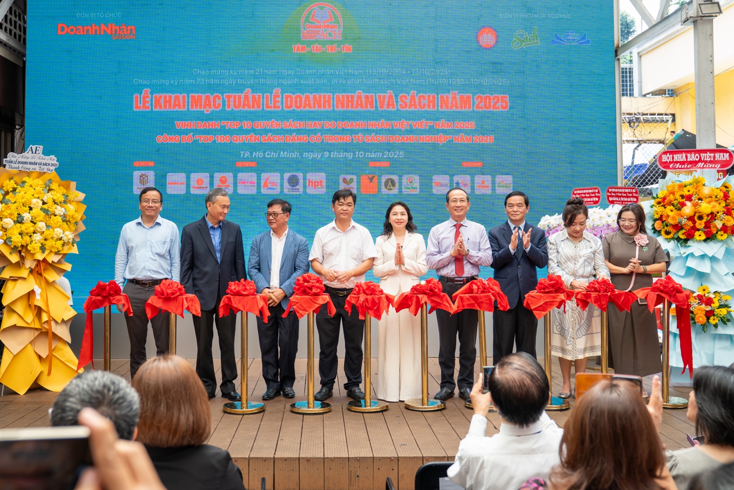 Các đại biểu thực hiện nghi thức khai mạc Tuần lễ Doanh nhân và Sách 2025.
