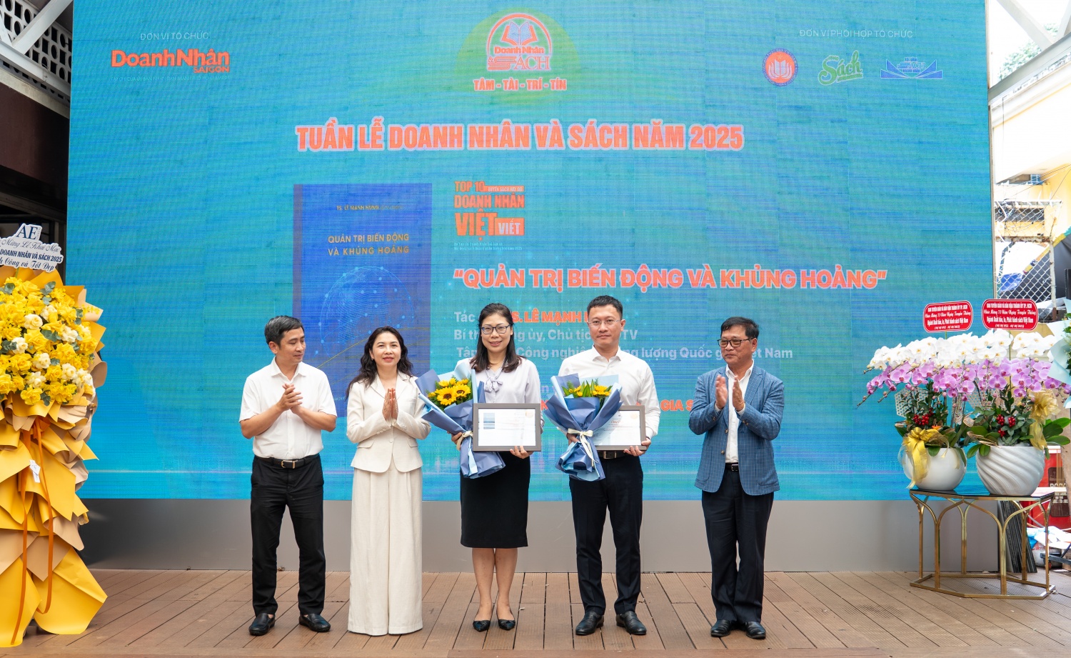 Ông Lương Minh Đức – Phó Trưởng ban phụ trách Ban Truyền thông và Văn hóa doanh nghiệp Petrovietnam và Tiến sĩ Nguyễn Thị Quỳnh Nga – Đại diện Nhà xuất bản Chính trị Quốc gia Sự thật, nhận vinh danh cho cuốn sách “Quản trị Biến động và Khủng hoảng”.