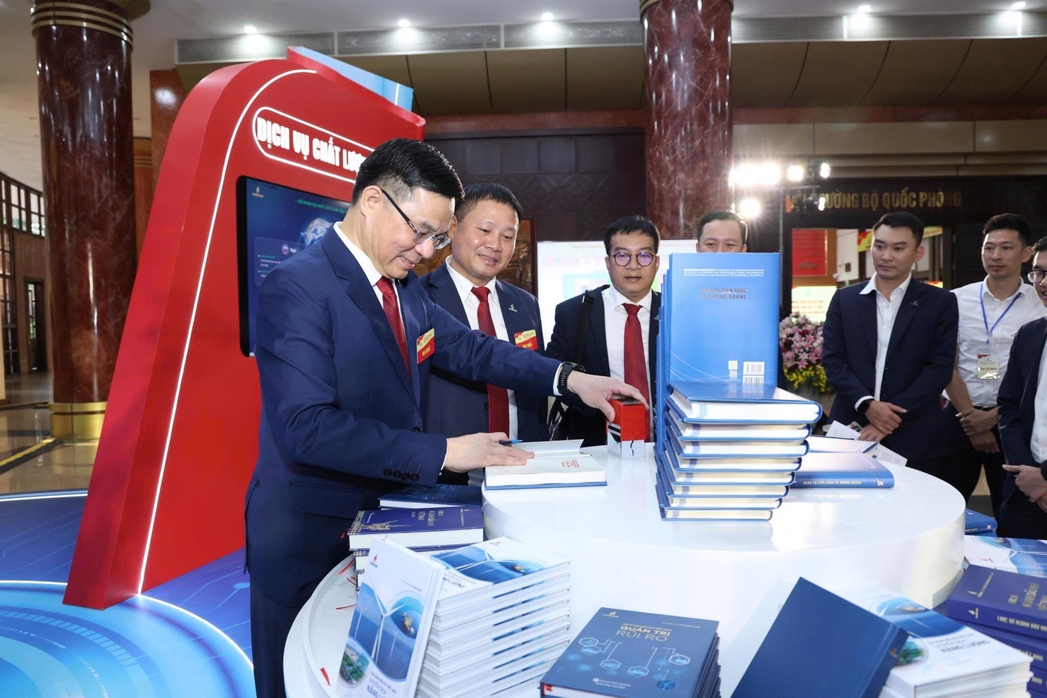 Tiến sĩ Lê Mạnh Hùng - Chủ tịch HĐTV Petrovietnam ký tặng sách trong dịp ra mắt cuốn sách 