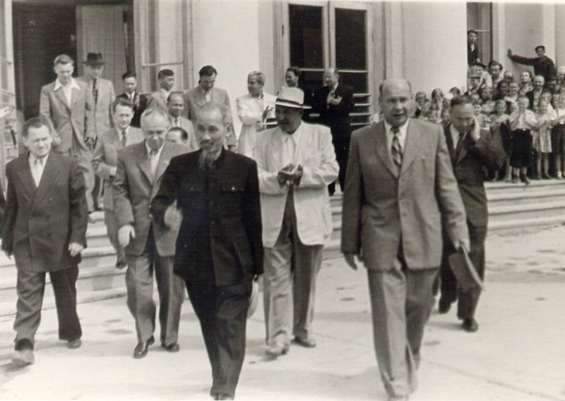 Chủ tịch Hồ Chí Minh cùng ông D.I. Blokhintsev (ngoài cùng bên phải) - người thiết kế và xây dựng Nhà máy điện hạt nhân Obsnink và ông E. P Slavsky - Bộ trưởng Bộ Chế tạo máy cỡ trung bình Liên Xô (đội mũ trắng) (Nguồn: Rosatom)