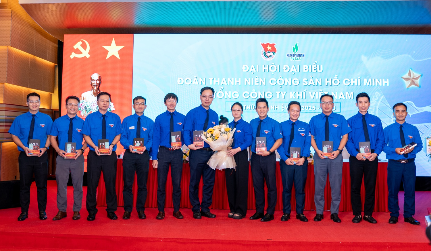 Tri ân các đồng chí trong Ban Chấp hành Đoàn Thanh niên PV GAS khóa VII không tham gia Ban Chấp hành khóa mới