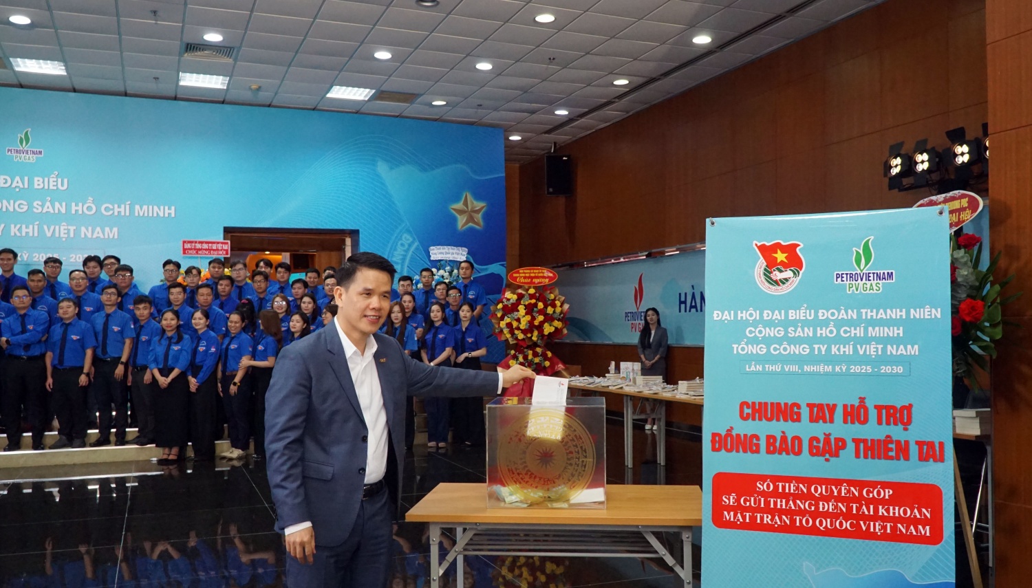 Đồng chí Phạm Văn Phong ủng hộ đồng bào bị ảnh hưởng bởi bão lũ