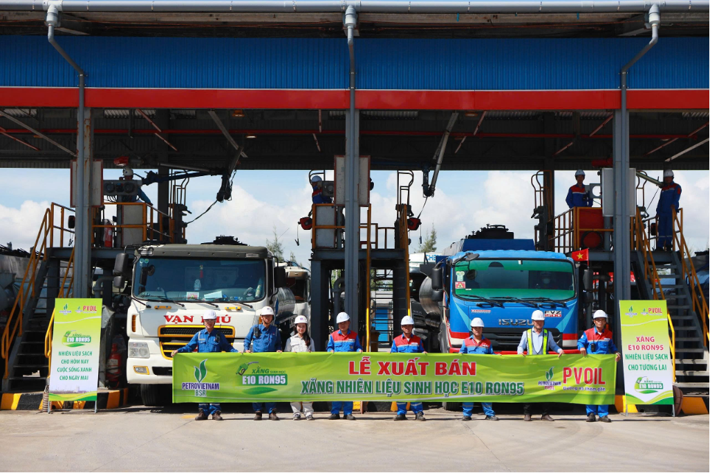 Sau 9 tháng đầu năm, BSR vượt tất cả các chỉ tiêu sản xuất, kinh doanh theo kế hoạch. Trong ảnh: BSR xuất bán lô xăng sinh học E10 RON95 đầu tiên ra thị trường.
