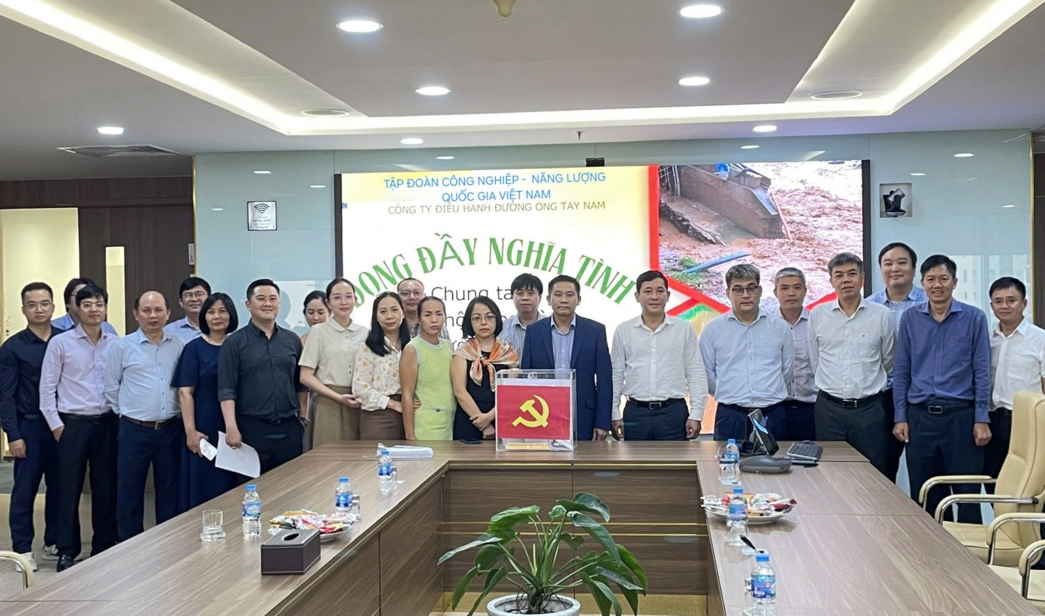 Tập thể lãnh đạo, cán bộ nhân viên, người lao động SWPOC tham gia ủng hộ với tình cảm ấm áp, trách nhiệm và sự sẻ chia chân thành.