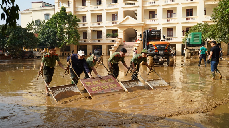 Cảnh sát Cơ động hỗ trợ vệ sinh, làm sạch bùn đất tại các trường học.