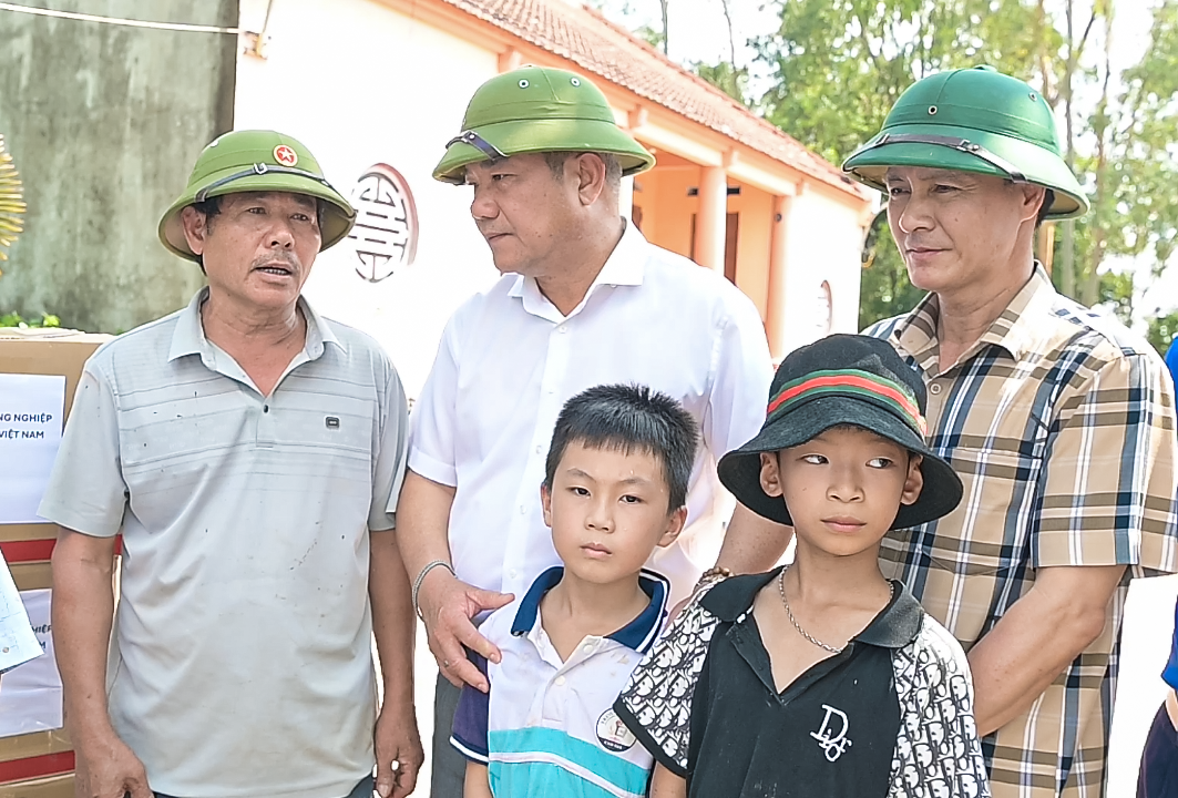 Đồng chí Đỗ Chí Thanh thăm hỏi tình hình sinh sống của bà con nhân dân